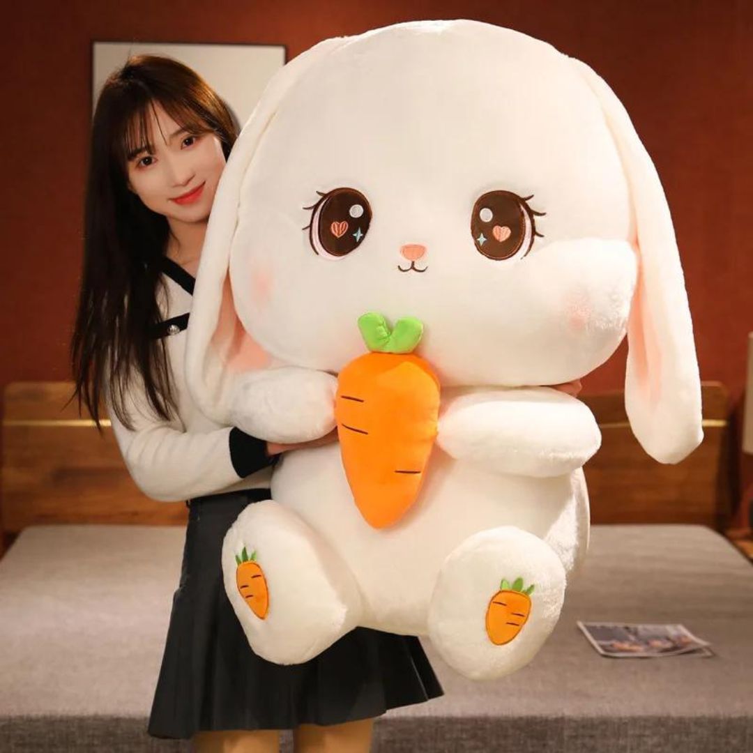 Peluche lapin tenant une carotte