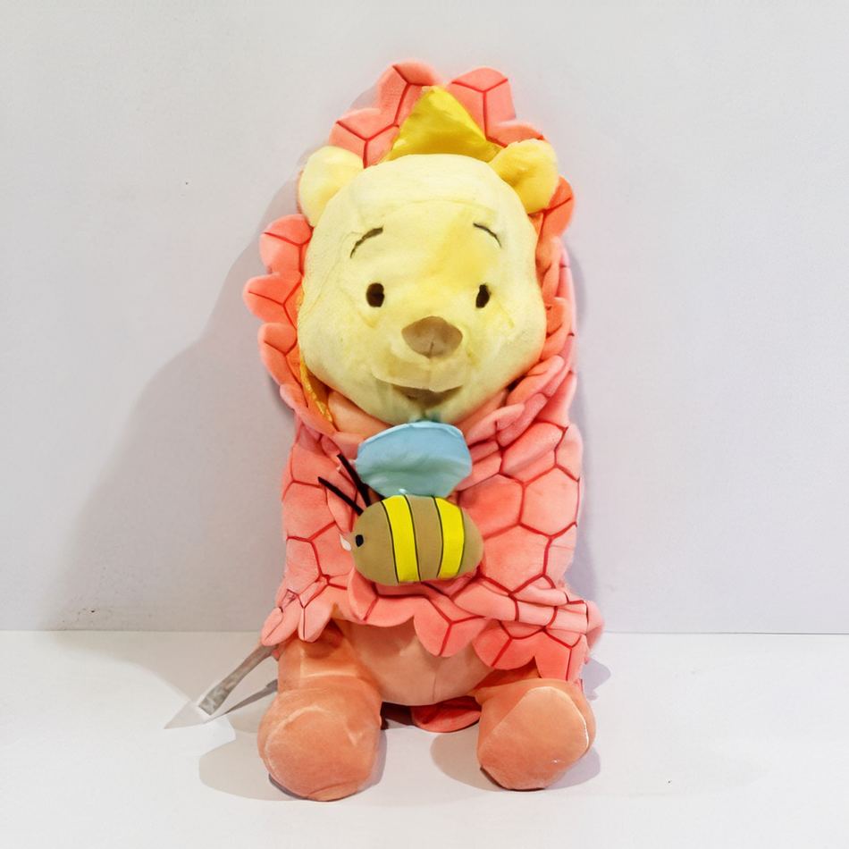 Peluche Winnie l’Ourson dans sa couverture