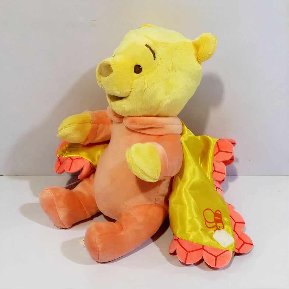 Peluche Winnie l’Ourson dans sa couverture